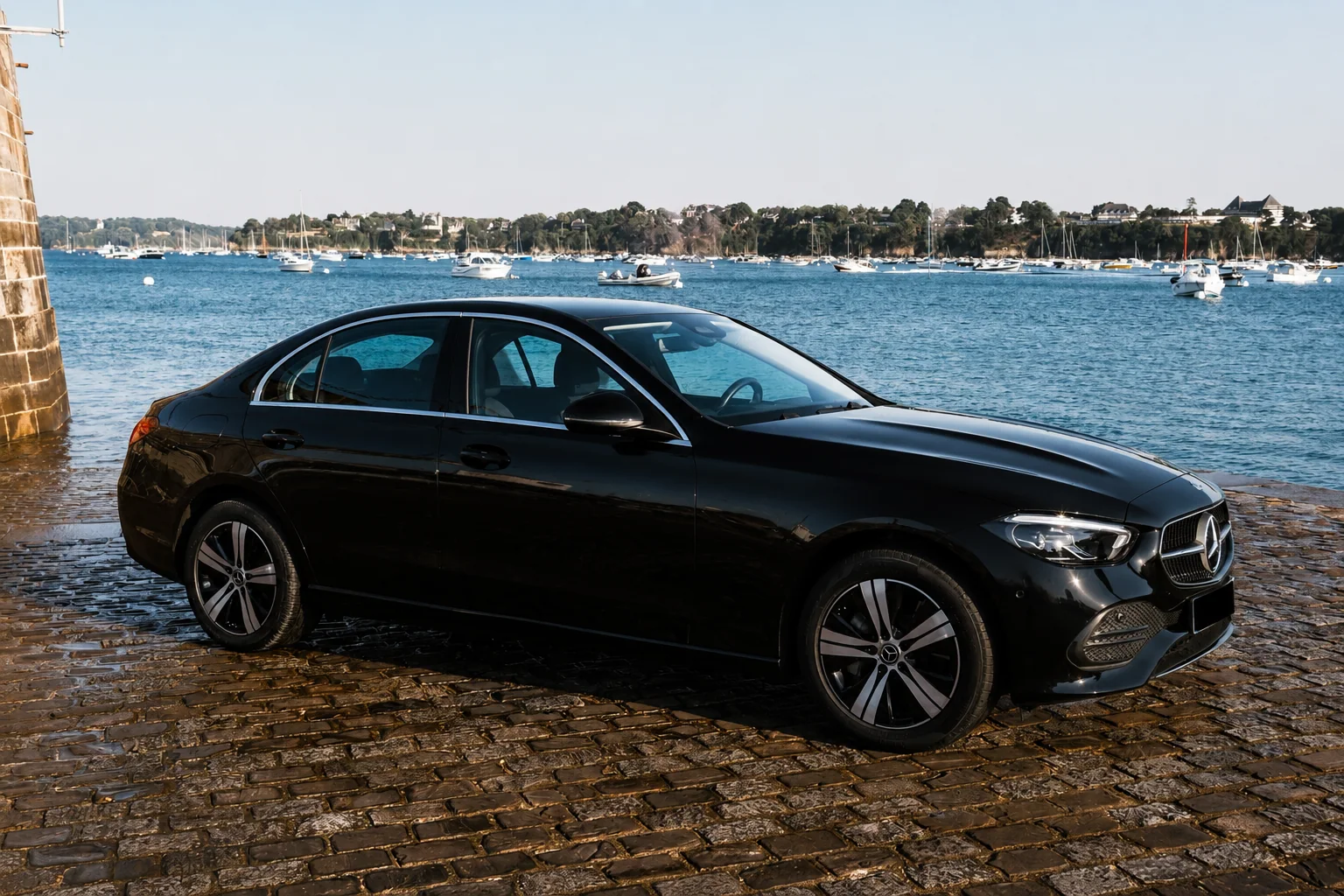 Mercedes Classe C Royal VTC vue de profil près du littoral